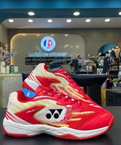 Giày cầu lông Yonex Velo 200 – Ruby Red Medallion Gold chính hãng 2025
