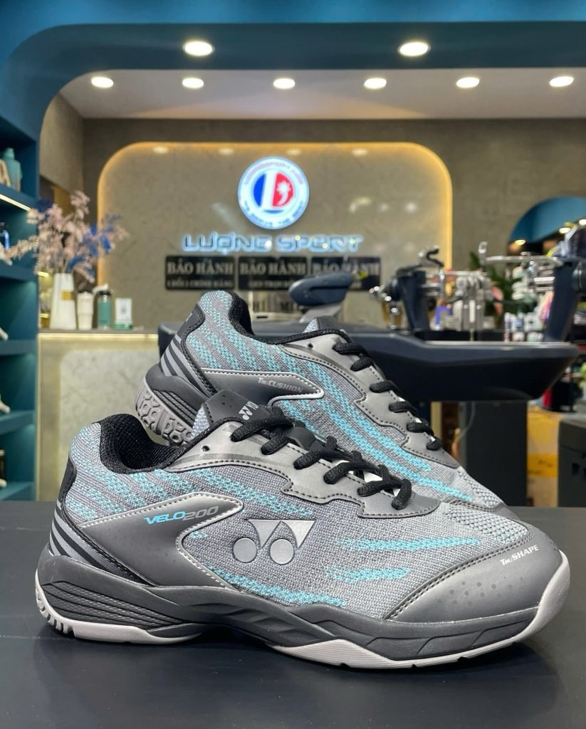 giay-cau-long-yonex-velo-200-cyan-black-chinh-hang-2025-1