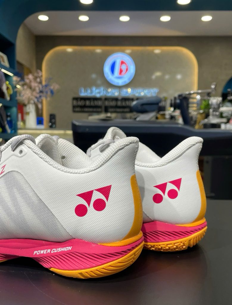 giay-cau-long-yonex-power-cushion-comfort-z3-women-off-white-red-2025-1