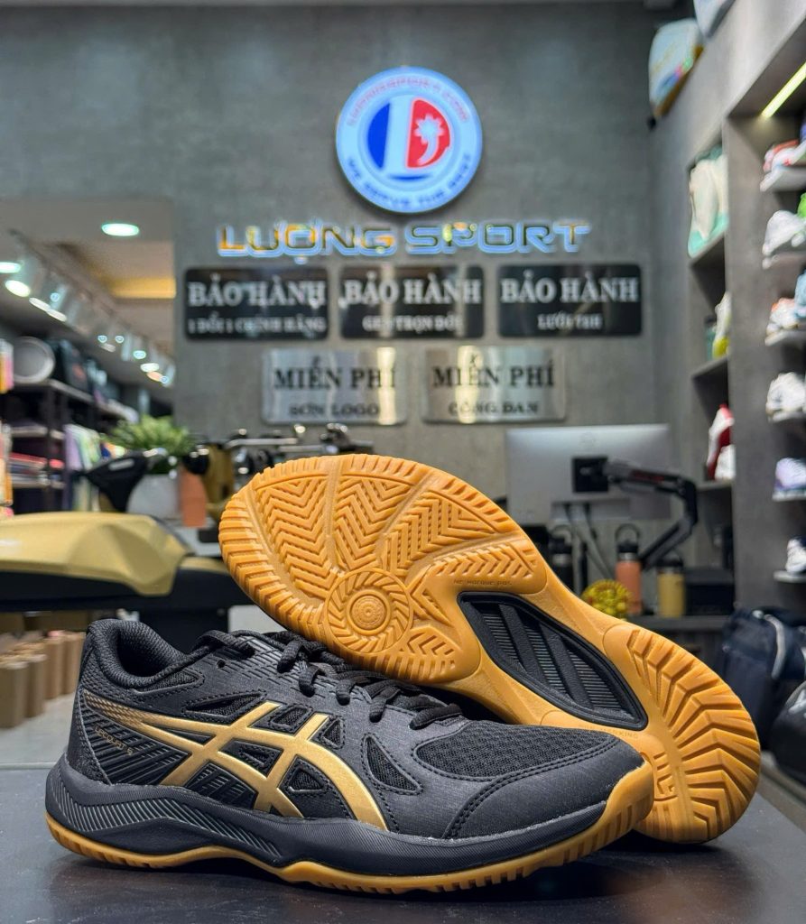 giay-cau-long-asics-upcourt-6-men-den-gold-2025