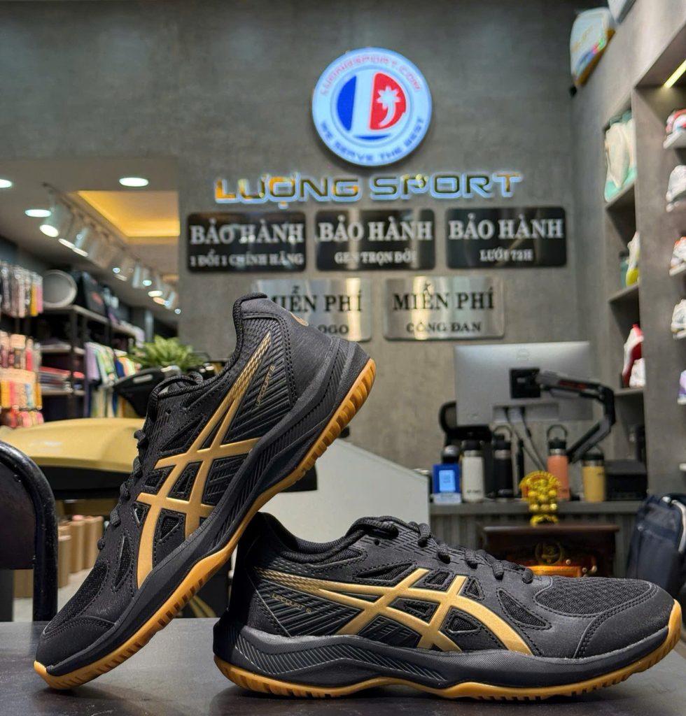 giay-cau-long-asics-upcourt-6-men-den-gold-2025-0