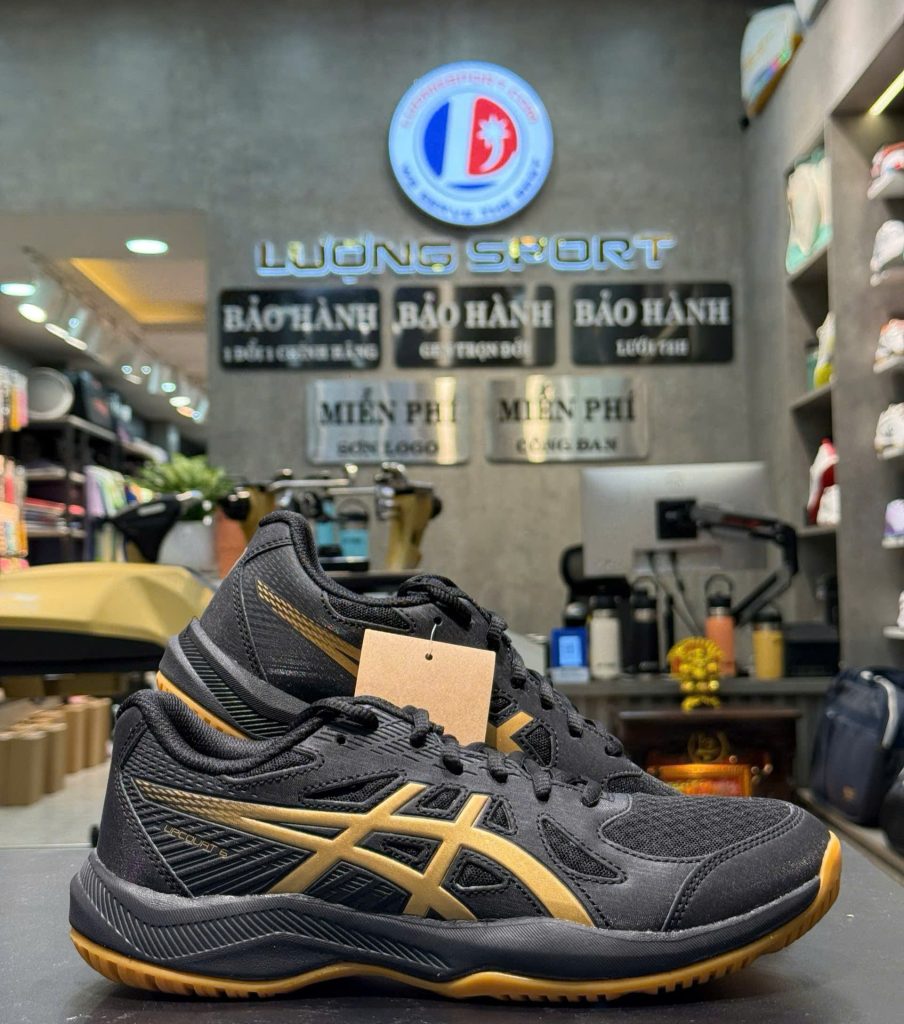 giay-cau-long-asics-upcourt-6-men-den-gold-2025-1